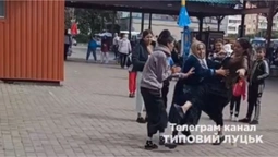 На автостанції у Луцьку жінки влаштували масштабний мордобій (відео 18+)