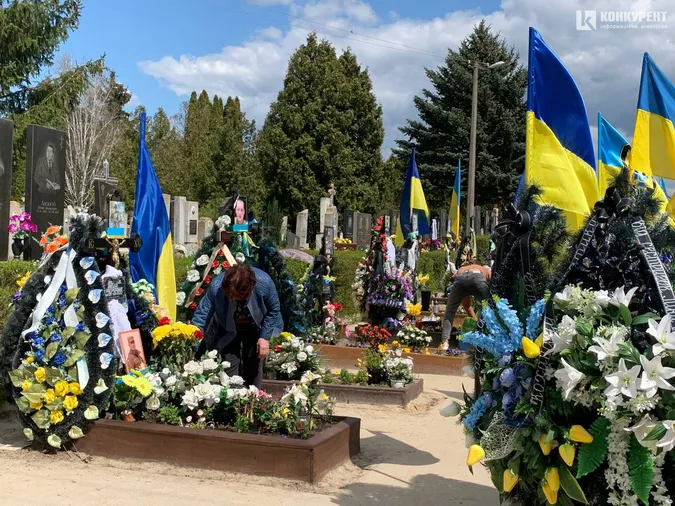Цвинтар у Гаразджі: як лучани готуються до Поминальної неділі (фото)