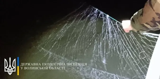 На Волині з водойм витягнули понад пів кілометра сіток (фото)