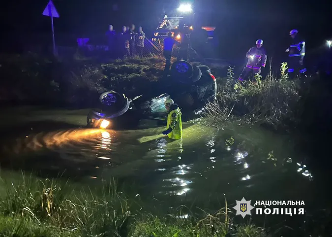 Два трупи: на Волині позашляховик злетів у ставок і перекинувся (фото)