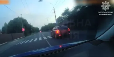 Відкрили вогонь по авто: у Луцьку патрульні затримали водія (відео)