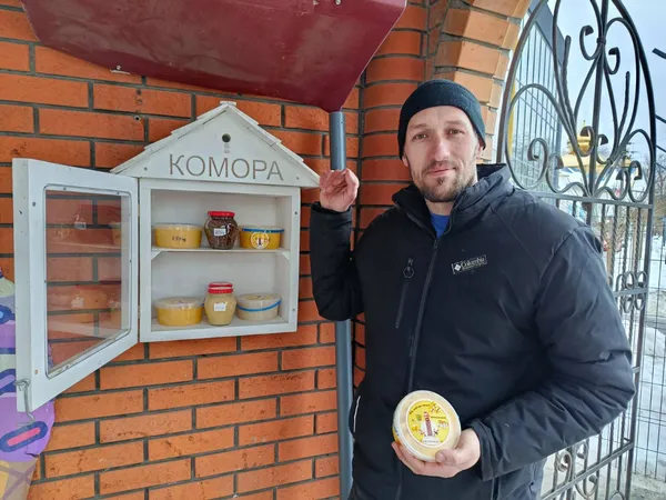Береш товар – залишаєш гроші: як у Ківерцях продають мед без продавця (фото)