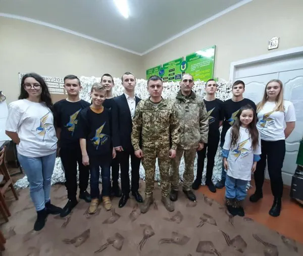 На Волині школярі сплели зимову маскувальну сітку, яку передали бійцям (фото)