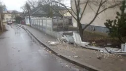 На Волині поляк «під мухою» зніс бусом бетонну огорожу (фото)
