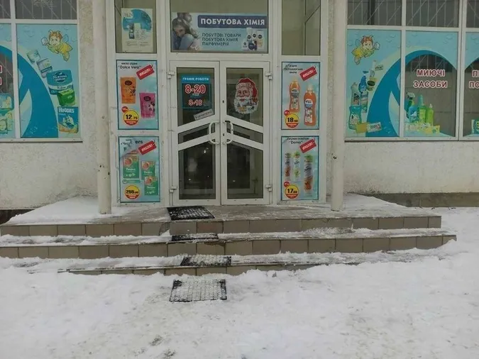 «Кому треба, той долізе»: як луцькі підприємці «чистяться» від снігу (фото)