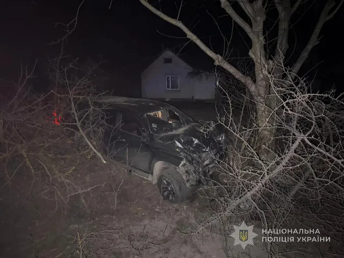 На Волині п’яний водій злетів у кювет і врізався в дерево: травмувалась жінка (фото)