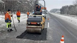 На Волині чистять і латають важливі дороги (фото)