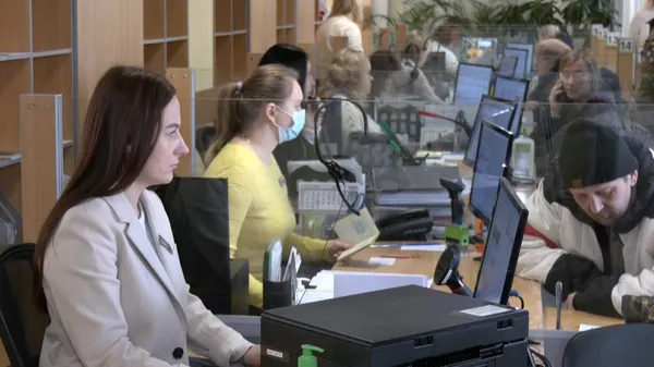 Адміністратори Луцького ЦНАПу обслуговують клієнтів
