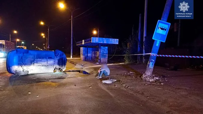 Авто перекинулося на бік: у Луцьку неповнолітній в'їхав у стовп (фото)