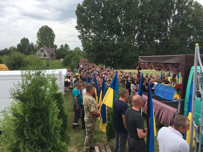 Біль і скорбота: на Ратнівщині попрощалися з молодим офіцером Олександром Видричем