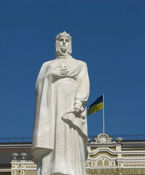 Київ зустрічатиме гостей велетенською фігурою княгині Ольги
