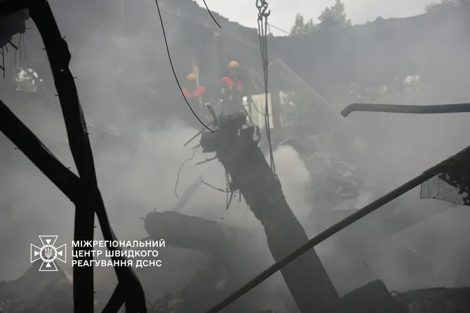 Понад 16 годин приборкували масштабну пожежу на підприємстві в Ромнах (відео)