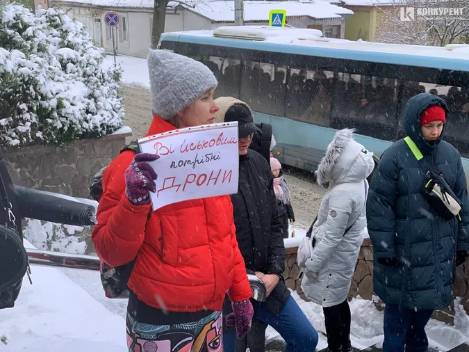 Активісти й військові прийшли під Луцькраду та вимагають у влади виділити більше коштів на воїнів (фото)
