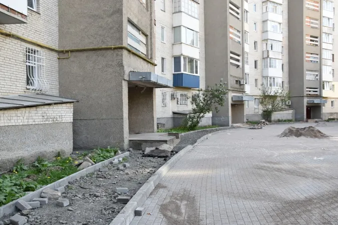 У Луцьку ремонтують двори за новою технологією (фото)
