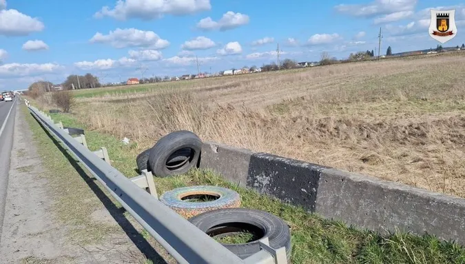 Вивезли шини і сміття: біля Луцька прибрали колишній блокпост (фото)