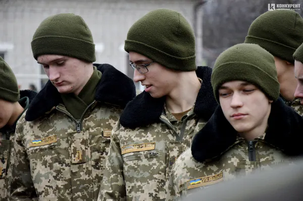 Дубинки, АК та шоломи: луцькі ліцеїсти відвідали військову частину Нацгвардії (фото)