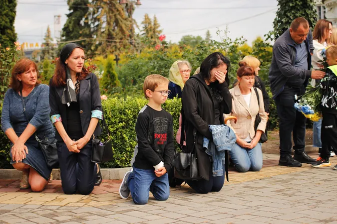 Стільки людей на похоронах давно не було: Луцьк прощався з трьома воїнами (фото, відео)