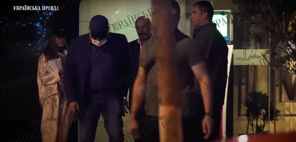 Геннадій Боголюбов та Еміне Джапарова на виході з бізнес-центру «Міленіум», де розташовується київський офіс неформальної групи «Приват» (2021 рік)
