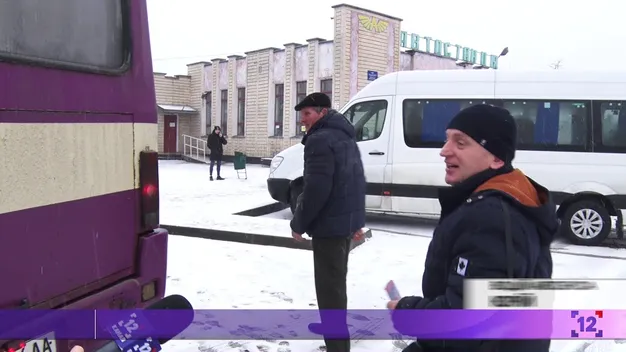 На Волині тимчасово не працюють деякі автостанції: люди чекають автобуси на морозі