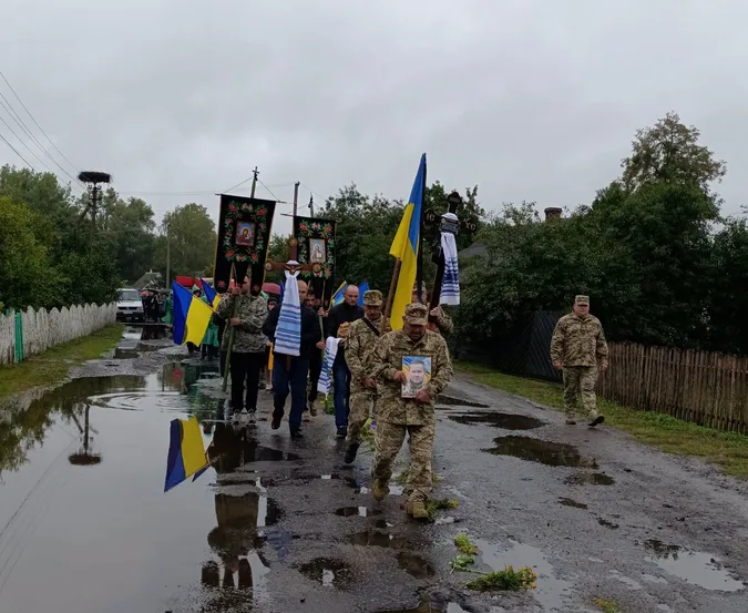 На Волині провели в останню земну дорогу воїна Віталія Щербачука (фото)