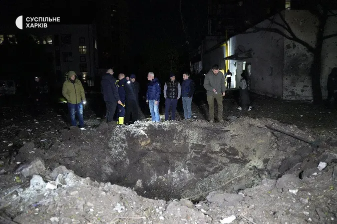 Уночі ворог вдарив по житловому комплексу у Харкові (фото)