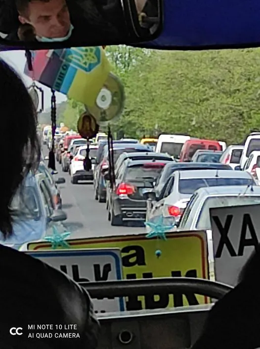 Усі у «Волинську Голландію»: на трасі Луцьк-Ковель утворився затор (фото)