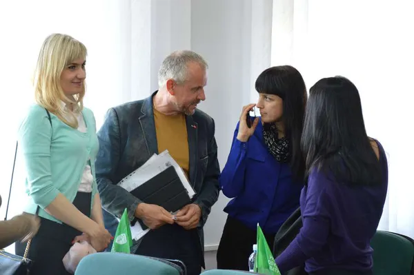 ...а це частина фракції «Укроп» вже під час однієї з наступних сесій. Роль чоловіка серед жінок тут обійняв Сергій Балицький, а замість Орисі Залевської до кадру увірвалася Вікторія Побережна.