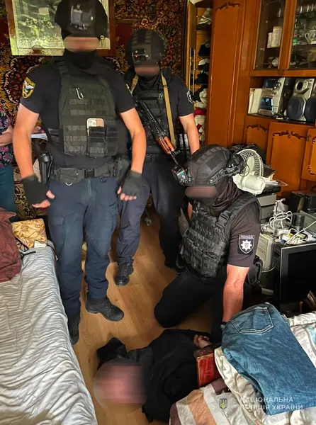 Матір засудженого зі спільниками взяли під варту на 60 днів за пересилання наркотиків у колонію (фото)