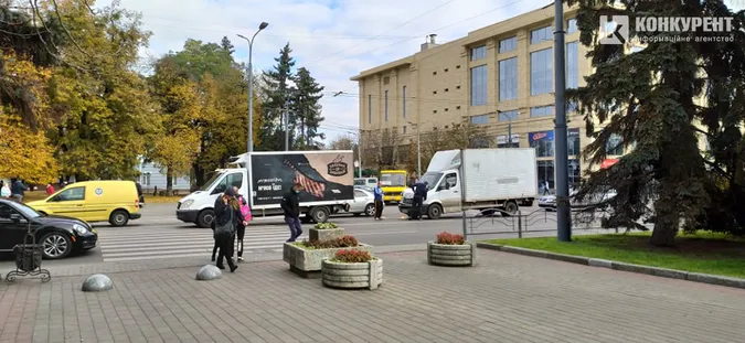 Вантажівка потрапила в аварію у центрі Луцька (фото)