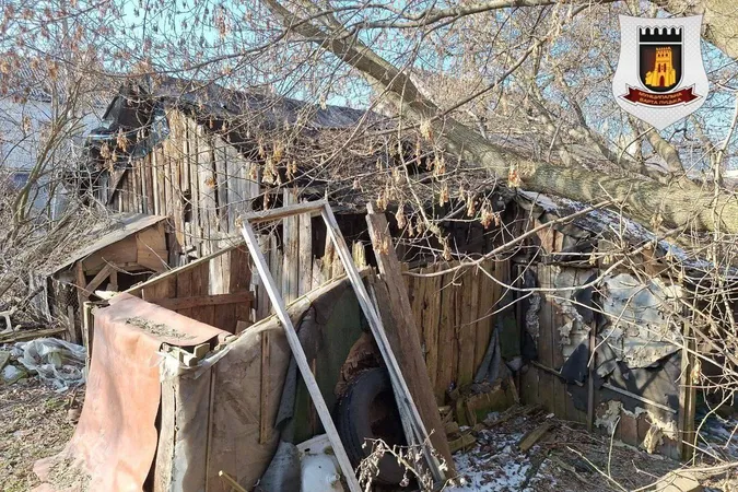 У Луцьку муніципали розвалили старі халабуди на Дубнівській (фото)