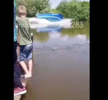 На Рівненщині двоє лучан каталися на човні і зачепилися за натягнений трос (ВІДЕО 18+)