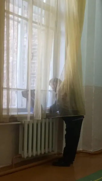 Голосували між стільцями:  у житомирських дільницях не підготували кабіни (фото)