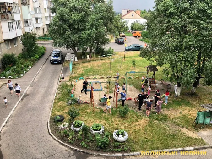 На Черняховського у Луцьку п'яний чоловік погрожував сусідам пістолетом (фото)