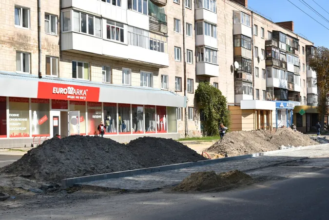 «Працюйте понаднормово!»: Поліщук наказав прискорити реконструкцію центрального проспекту Луцька (фото)