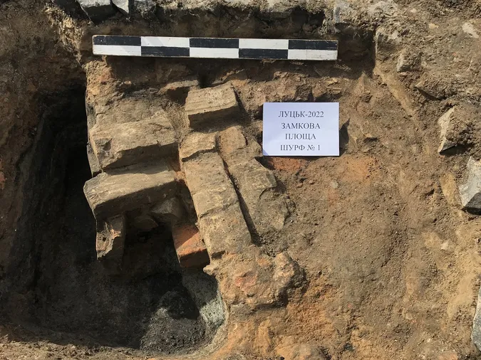 На Замковій площі в Луцьку виявили мурування середньовічної забудови (фото, відео)