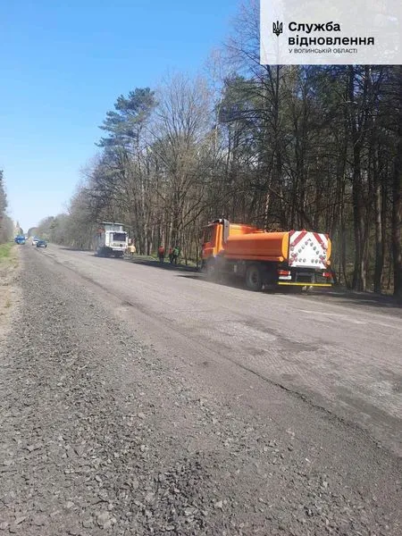 Рух – у реверсному режимі: між Дачним і Ківерцями ремонтують дорогу (фото)