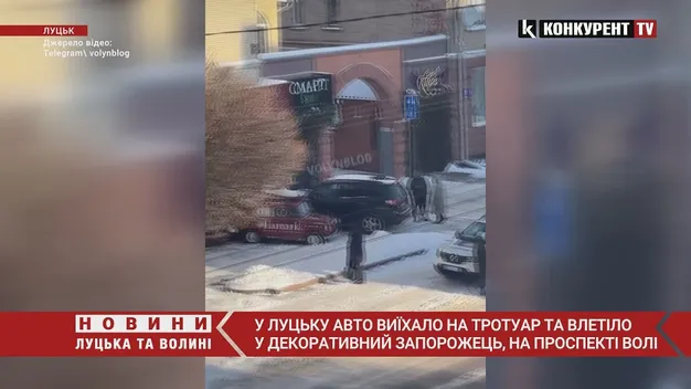 У Луцьку авто протаранило рекламний «запорожець» на Волі (відео)