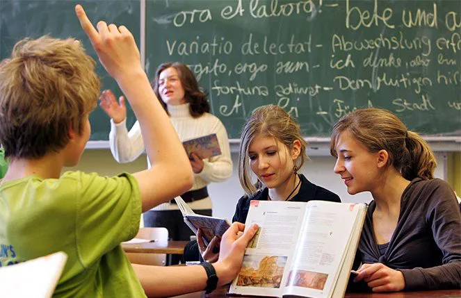 Освітній омбудсмен закликав телевізійників не знімати та не показувати школи