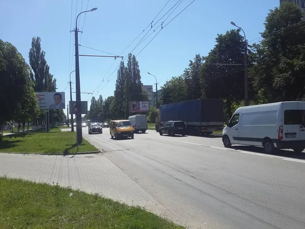 «Турбота про клієнтів», – біля луцької мийки замалювали дорожню розмітку (фото)