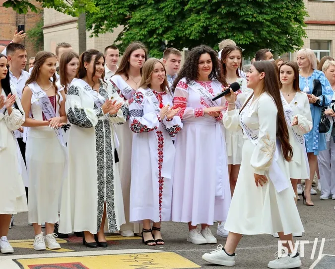 У Нововолинську для учнів пролунав останній дзвоник (фото)