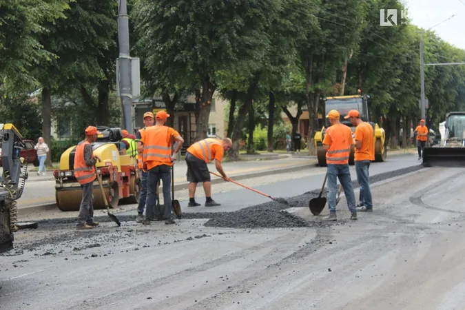 Фінішна пряма: як у Луцьку на Волі вкладають асфальт (фото)