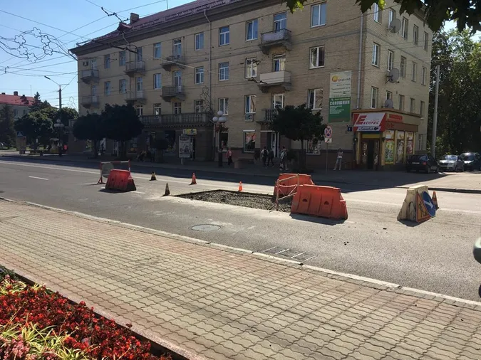 У Луцьку на Волі «латають» яму (фото)