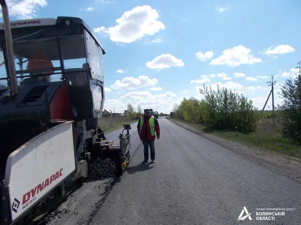 Показали, як кладуть асфальт у Ківерцівському районі (фото)
