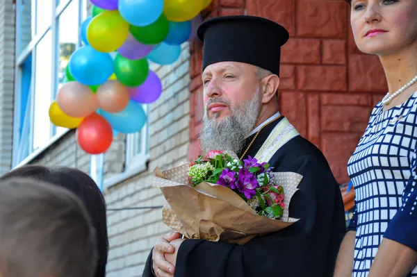Після чого отримав у подарунок букет квітів
