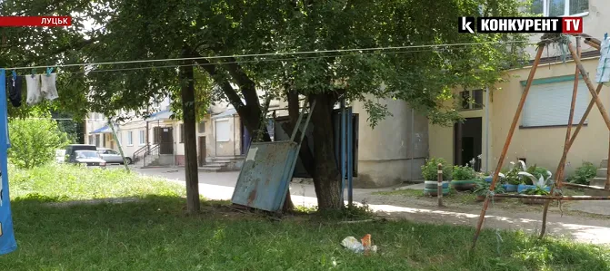 Смуга перешкод: у Луцьку двір на Привокзальній, 13, не ремонтувався 30 років (відео)