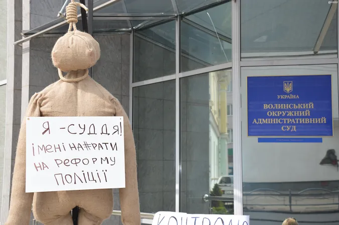 Опудало судді перед входом до окружного адмінсуду
