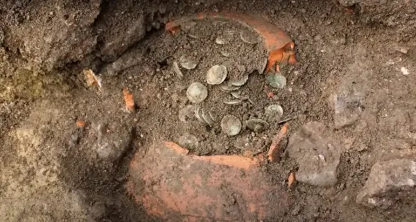 Під підлогою будинку знайшли скарби – три глечики, в яких  майже 90 кг цінних монет (фото, відео)