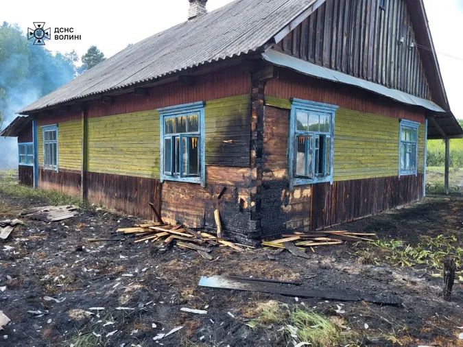 Спалахнула трава – горіла й хата: на Волині рятувальники загасили пожежу (фото)