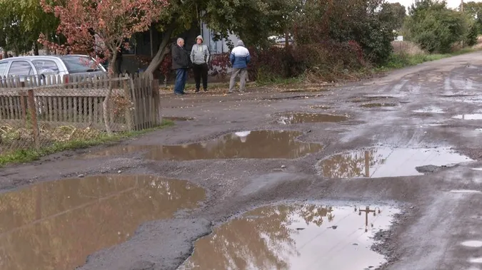 У Луцьку скаржаться на «ями по коліна», а влада на ремонт грошей не має (відео)