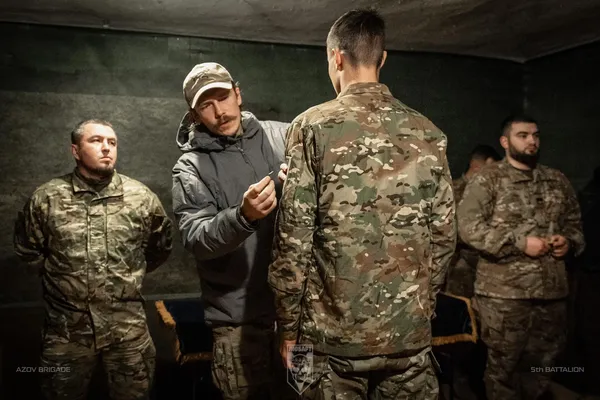 Бійці луцького «Любарта» отримали нагороди від командира «Азову» Дениса Прокопенка (фото)